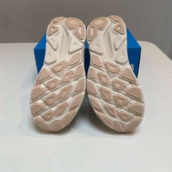 Hoka Clifton 9 Sneaker in Shifting Sand/Eggnog sizes 7.5, 8, 8.5 New in Box - Picture 6 of 8